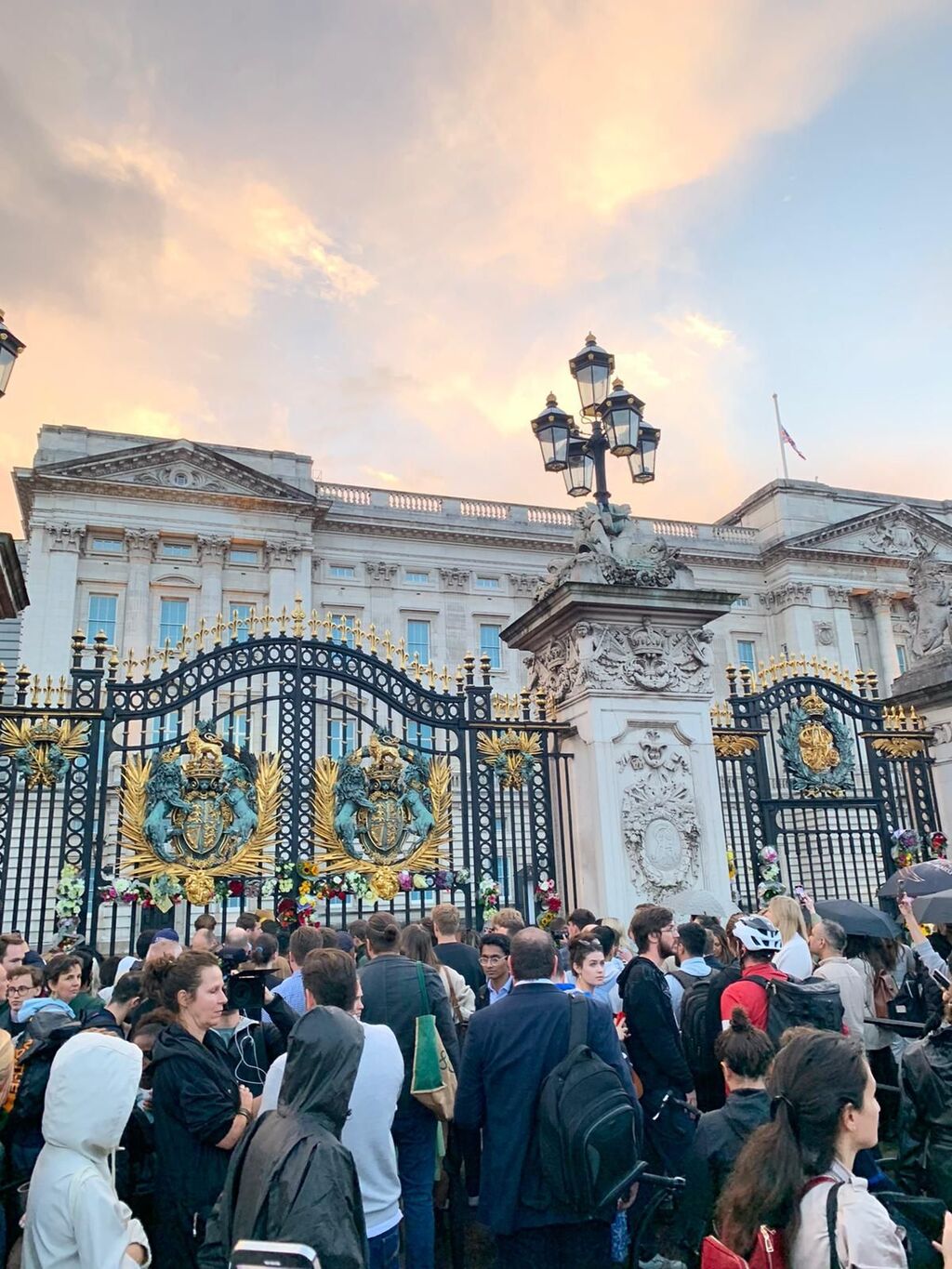 Los brit&aacute;nicos acuden a Buckingham Palace tras el anuncio de la muerte de Isabel II