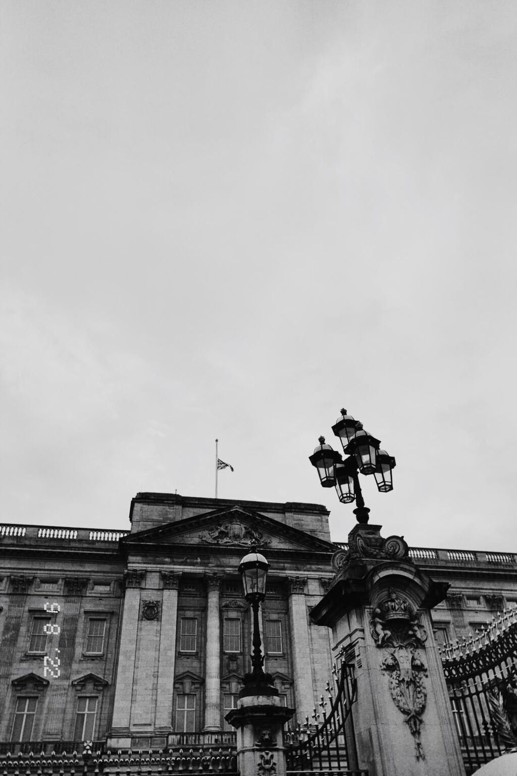Los brit&aacute;nicos acuden a Buckingham Palace tras el anuncio de la muerte de Isabel II