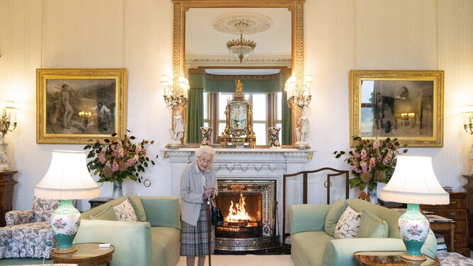 La reina Isabel II, el martes, en su última aparición pública, en Balmoral