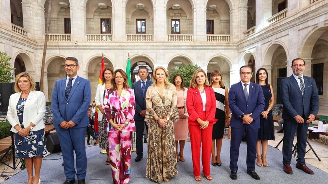 Foto de familia de los delegados de la Junta acompañados por las consejeras Carolina España y Rocío Blanco.