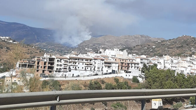 Columna de humo que se puede apreciar desde la carretera de Canillas de Albaida.