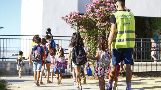 Niños entrando al Colegio  María del Mar Romera.