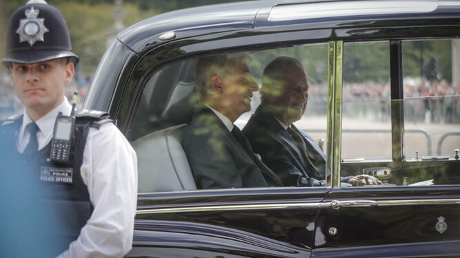 El rey Carlos III, a su llegada al Palacio de Buckingham, en Londres.