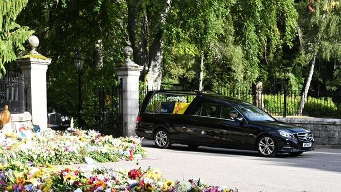 El coche fúnebre con los restos mortales de Isabel II