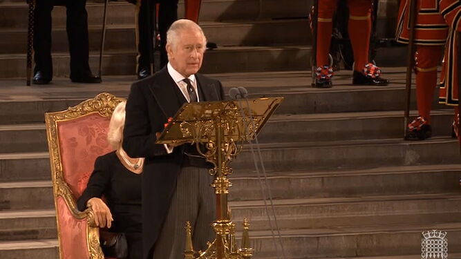 Carlos III interviene en Westminster Hall ante las cámaras de los lores y de los comunes, este lunes.