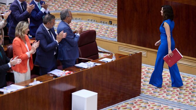 La presidenta de la Comunidad de Madrid, Isabel Díaz Ayuso, es aplaudida por sus diputados tras una intervención en la Asamblea de Madrid.