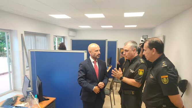El subdelegado del Gobierno, Javier Salas, conversa con dos agentes de policía.