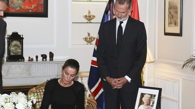 La reina Letizia, acompañada por el rey Felipe, firma en el libro de condolencias por Isabel II.