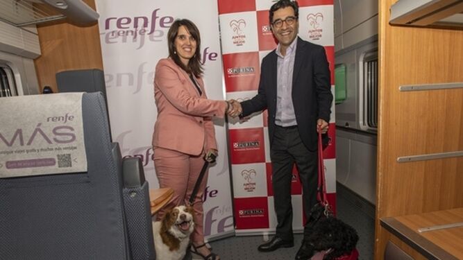 Mark El-Khoury, director general de Nestlé Purina España, y Sonia Araujo, directora general de Renfe Viajeros en un tren en Atocha.