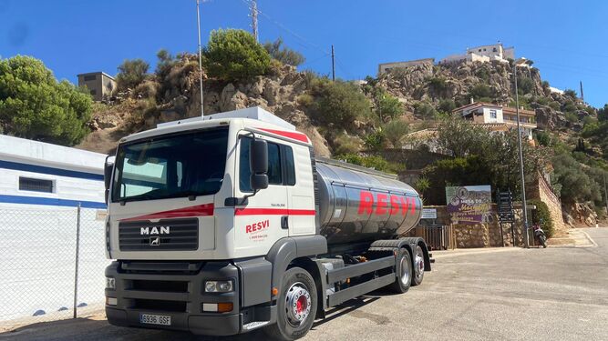 Un camión cuba llega a Comares para llevar agua al municipio por la falta de abastecimiento.