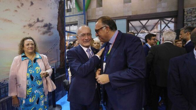El alcalde de Málaga, Francisco de la Torre, y el consejero de Turismo, Arturo Bernal, conversan.