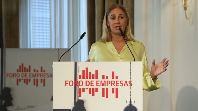 La viceconsejera de Economía de la Junta, Amelia Martínez, durante el Foro de Empresas Grupo Joly y Banco Santander.