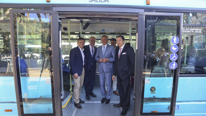 Francisco de la Torre junto con el alcalde de Zhytomyr y otras autoridades en uno de los autobuses donados.