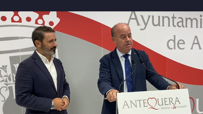 José Ramón Carmona y el alcalde de Antequera durante la rueda de prensa.