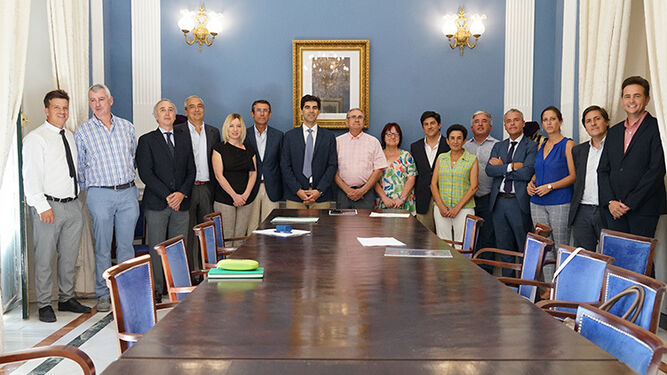 En la foto en el Ayuntamiento de Coín, representantes de las Administraciones, Comunidad de Regantes y Caja Rural del Sur.