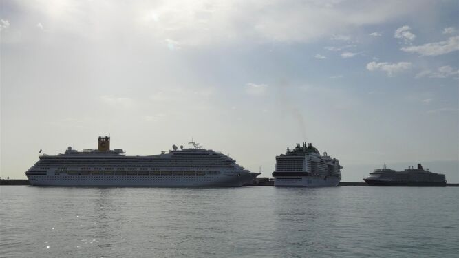 Los buques de crucero ‘Costa Fortuna’, ‘MSC Grandiosa’ y ‘Queen Victoria’ atracados este pasado lunes en el puerto de Málaga.