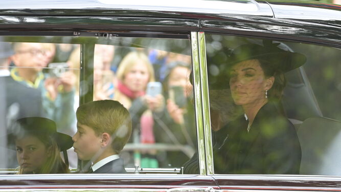 Los príncipes Jorge y Charlotte, con su madre, la princesa de Gales, en el vehículo para ir al funeral
