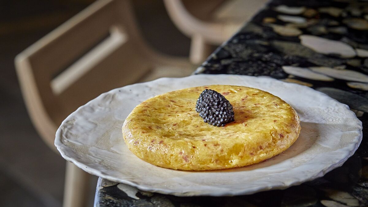 White zurrapa omelette with caviar.