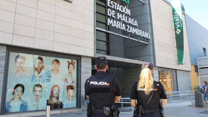 Dos agentes de la Policía junto a la entrada de la estación María Zambrano.
