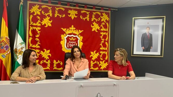 La alcaldesa de Ronda junto a las responsables de Obras y Contratación.