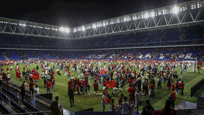 Invasión de aficionados marroquíes tras el Marruecos-Chile disputado el pasado viernes en el campo del Espanyol.