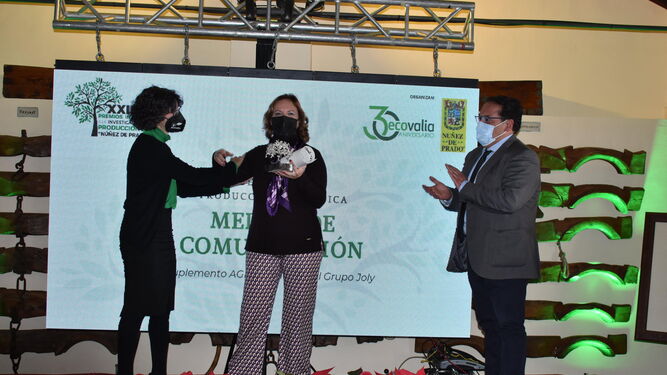 La coordinadora de AGR+Andalucía, Estrella Yáñez, acompañada del  director de "El Día de Córdoba", Juan Ruz, recoge el premio en la edición anterior.