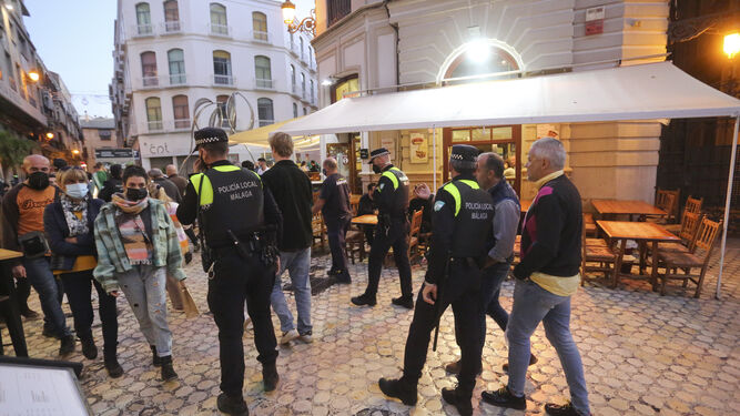 La Policía Local patrulla por el centro de Málaga durante la pandemia.