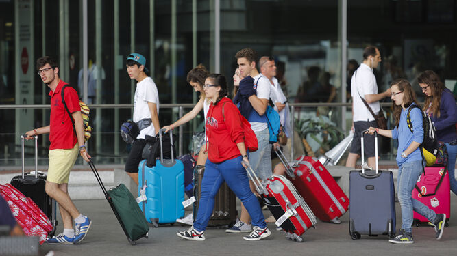 Turistas en el aeropuerto de Málaga la pasada semana.