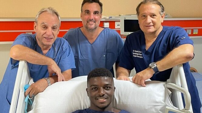 Moussa Diarra y los doctores, tras la operación.