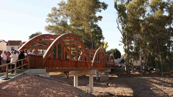 La nueva pasarela que une las barriadas de la Estación y de El Puente, en Álora.