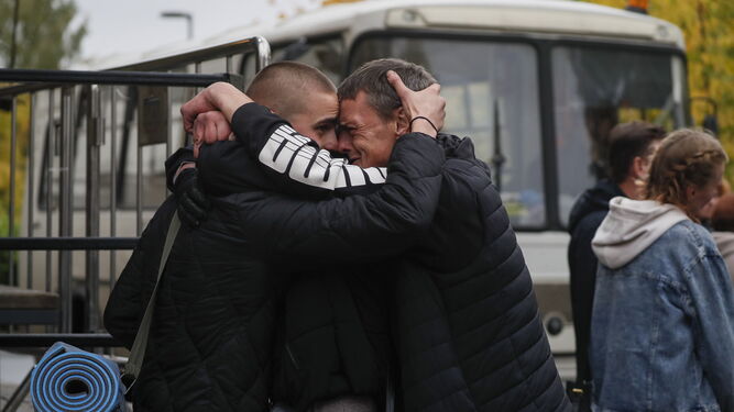 Dos hombres se despiden ante un centro de reclutamiento en Moscú.