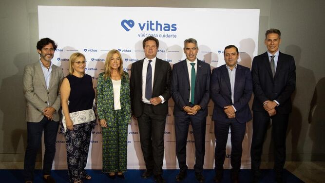 Mercedes Mengíbar, Jorge Gallardo y Victor Navas acompañados del resto de grupo Vithas