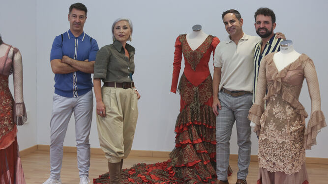 La diseñadora Yaiza Pinillos junto a colaboradores de la ST Fashion 2022.