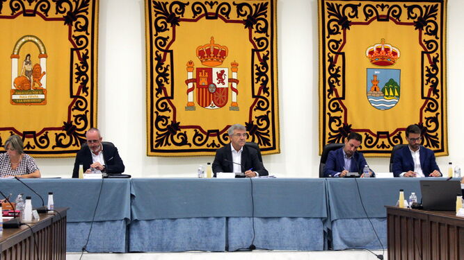 El alcalde de Estepona, José María García Urbano, ha presidido el Pleno de la Corporación.