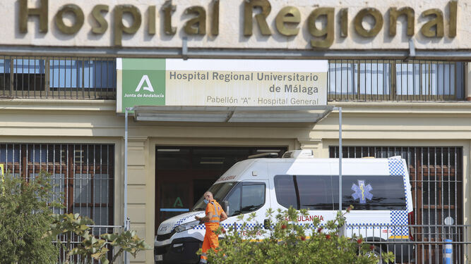 Una ambulancia en el Hospital Regional de Málaga.