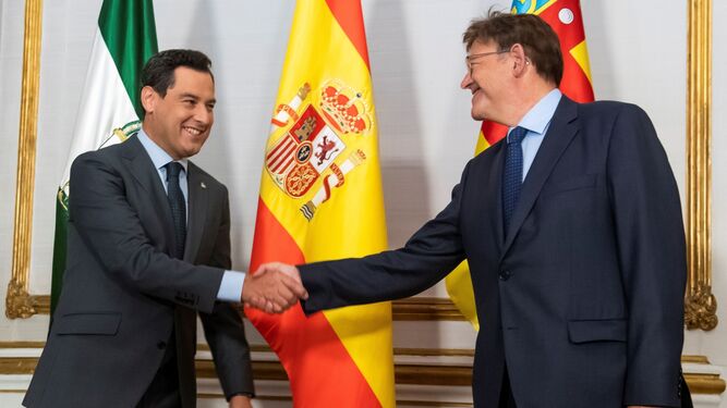 El presidente andaluz, Juanma Moreno, y el valenciano, Ximo Puig, en una reunión del año pasdo.