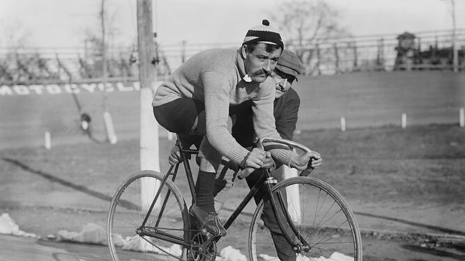 Un ciclista en 1909, inmortalizado en una fotografía por Leon Georget.