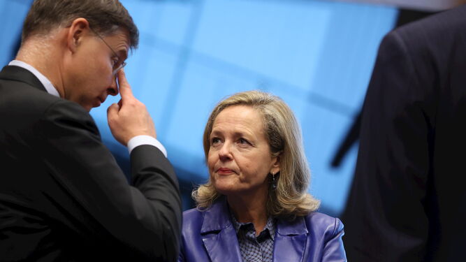 Valdis Dombrovskis, vicepresidente de la Comisión Europea, conversa con Nadia Calviño