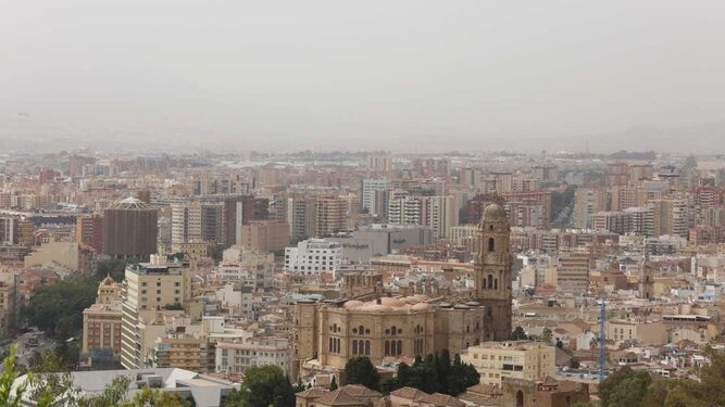 Calima nuevamente sobre el cielo de Málaga este lunes.