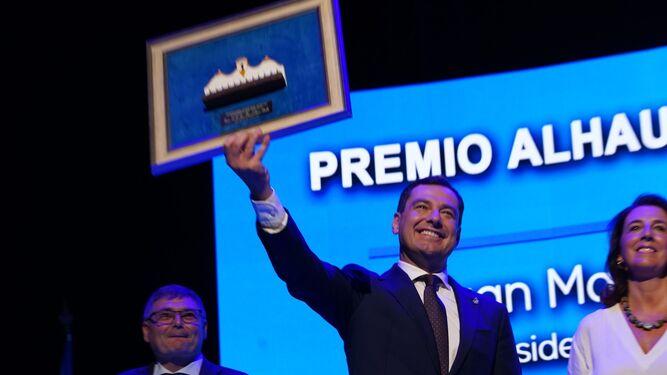 Juanma Moreno recibe emocionado el Premio Alhaurino del Año 2022.