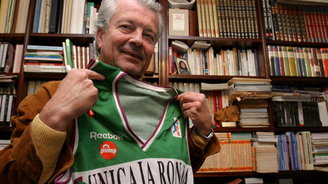 Martín Urbano posa con la camiseta de Caja de Ronda.