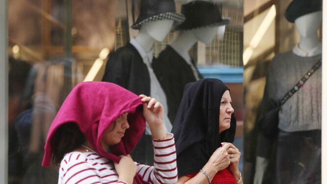Dos mujeres se protegen de la lluvia en Málaga.