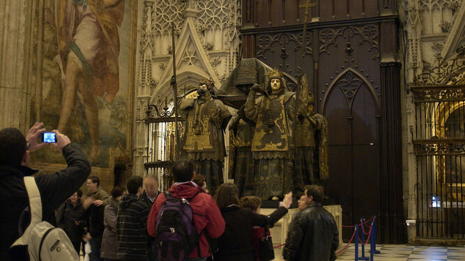 Un grupo de turistas antes la tumba de Colón en la Catedral.