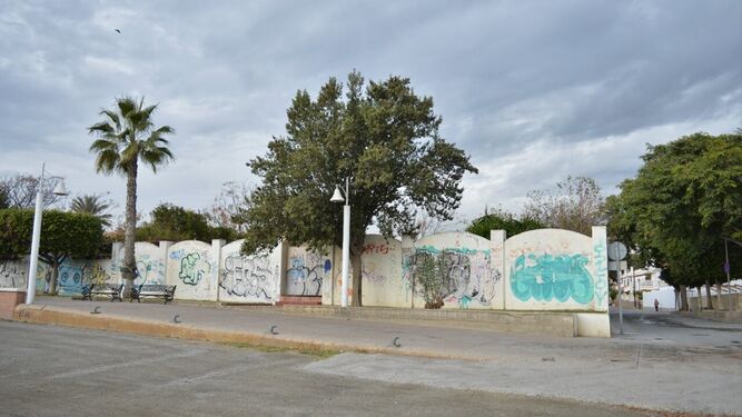 Muro de la antigua discoteca Baluma en el paseo marítimo de La Cala del Moral.