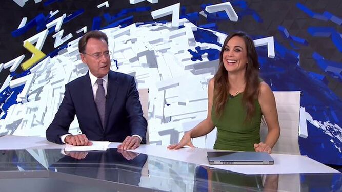 Matías Prats con Mónica Carrillo, en un momento de buen ambiente en el plató de los informativos de Antena 3