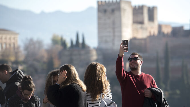 Turistas en Granada en el Puente de la Constitución