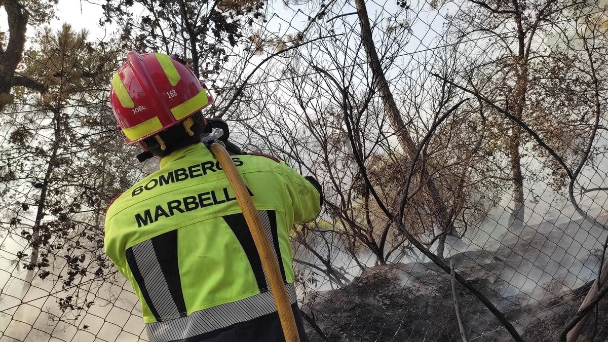 An officer from the Marbella City Council Fire Prevention, Extinction and Rescue Service.