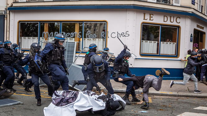 Agentes franceses se enfrentan a unos manifestantes en París.