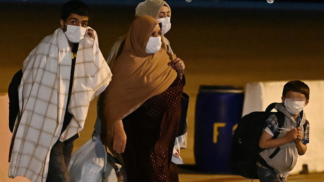 Varios refugiados afganos, a su llegada a Madrid.