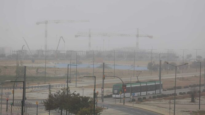 El metro de Málaga en la ampliación de Teatinos, cubierto de niebla.